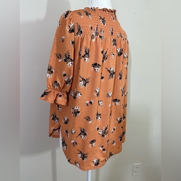 Melloday sz sm top in a pumpkin color with a floral print. Ruching front & back - Picture 5 of 16